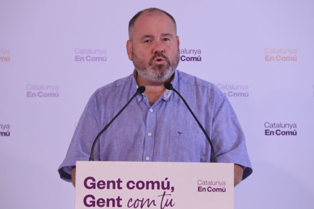 El portavoz de Catalunya en Comú, Joan Mena, en rueda de prensa (ACN)