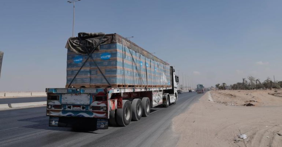 Camions carregats d'ampolles d'aigua potable es dirigeixen a Al Arish, ciutat situada a uns 32 km al sud de la frontera amb Gaza (Mohamed Ragaa, UNICEF)