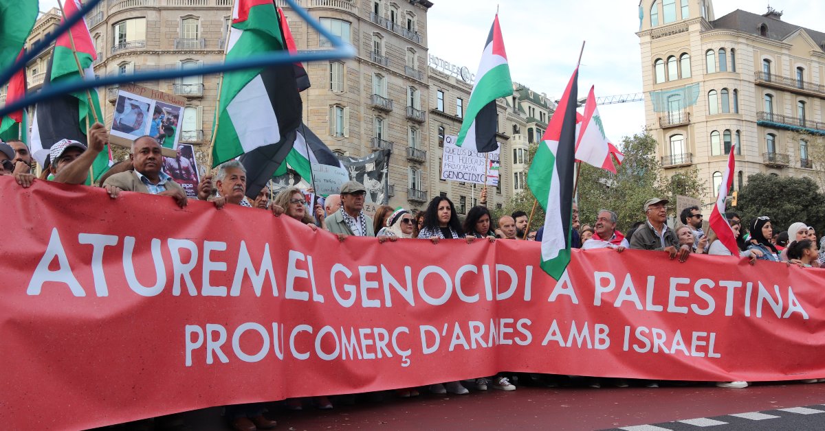Centenars de persones es manifesten sota el lema 'Aturem el genocidi a Palestina' (Maria Asmarat, ACN)