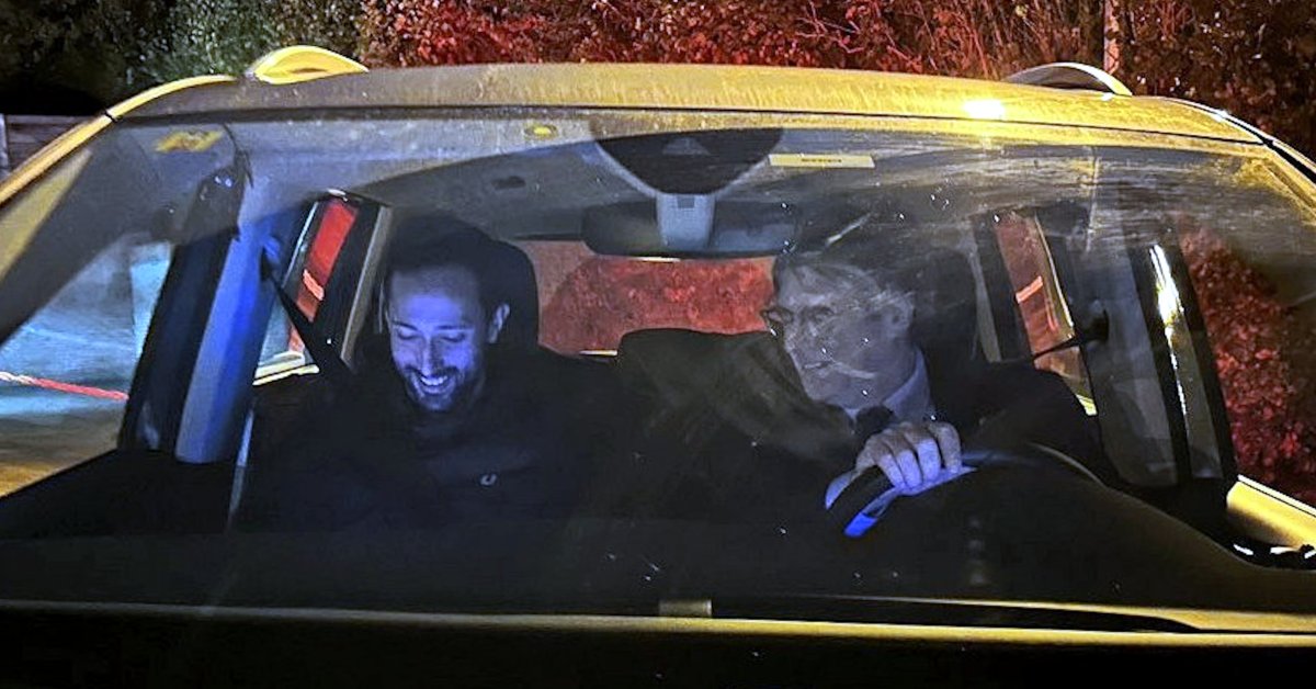 El raper Valtònyc i l'expresident de la Generalitat Carles Pugidemont, dins d'un cotxe