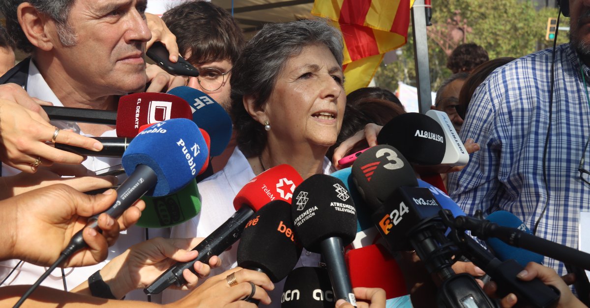 La presidenta de SCC, Elda Mata, en una atención a los medios antes de la manifestación contra la amnistía (Ariadna Comas, ACN)