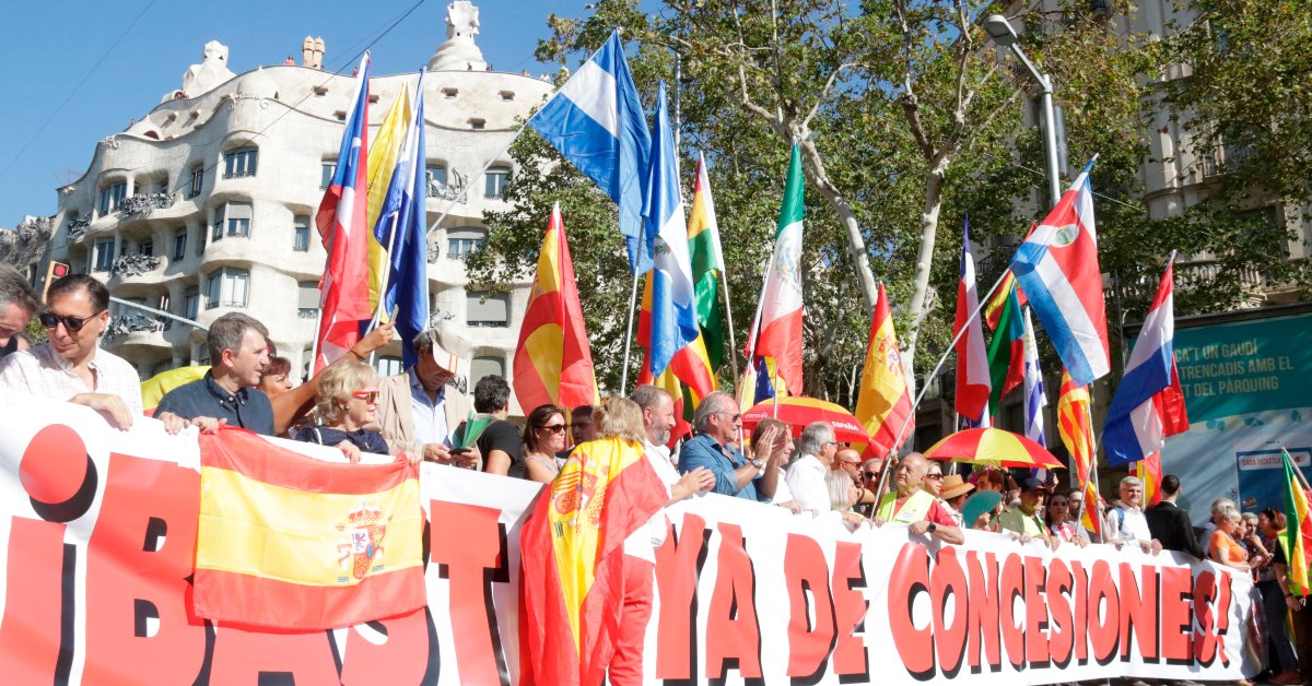 Pancarta de la manifestació convocada per Espanya i Catalans al passeig de Gràcia (Albert Hernàndez, ACN)