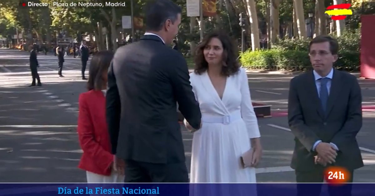 Pedro Sánchez, president del Govern d'Espanya, saluda a Isabel Díaz Ayuso, presidenta de la Comunitat de Madrid