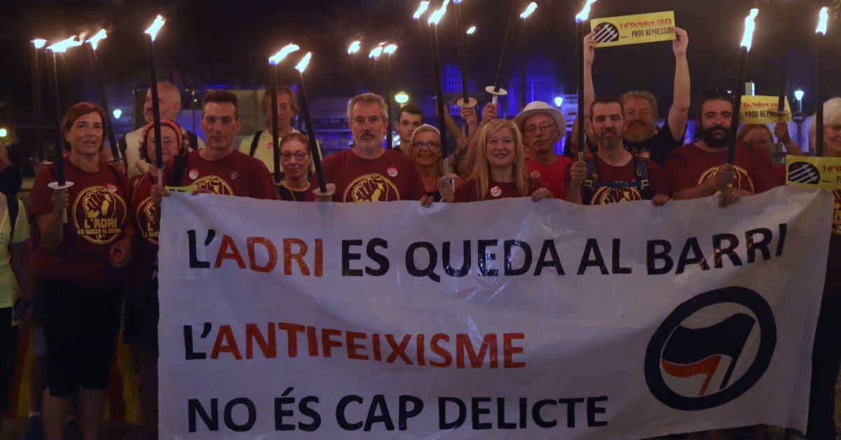 Una cinquantena de manifestants convocats pels CDR marxen des de Badalona fins a Barcelona (Nico Tomás, ACN)