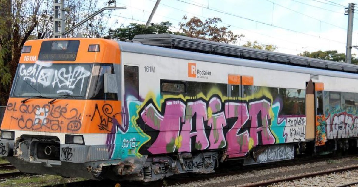 Capçalera del vagó d'un tren de Rodalies ple de pintades (ACN)