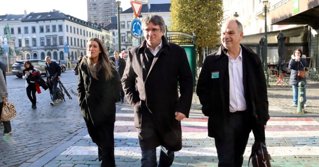 Carles Puigdemont, Jordi Turull i Míriam Nogueras després de sortir del Parlament Europeu en el marc de les converses per a la investidura (Nazaret Romero, ACN)