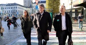 Carles Puigdemont, Jordi Turull y Míriam Nogueras tras salir del Parlamento Europeo en el marco de les conversaciones para la investidura (Nazaret Romero, ACN)