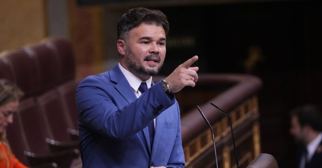 El diputat d'ERC Gabriel Rufián assenyala amb el dit durant el debat d'investidura de Pedro Sánchez al Congrés (Javier Barbancho, ACN)