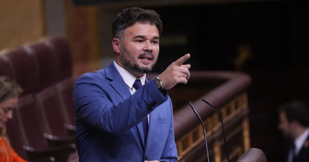 El diputado de ERC Gabriel Rufián señala con el dedo durante el debate de investidura de Pedro Sánchez en el Congreso (Javier Barbancho, ACN)