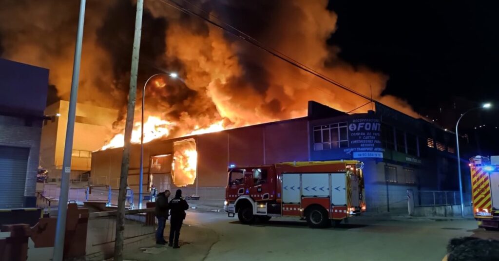 Los Bomberos trabajando en la extinción del incendio en una industria de reciclaje de papel y cartón en Montcada i Reixac (Ayuntamiento de Montcada i Reixac)