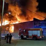 Los Bomberos trabajando en la extinción del incendio en una industria de reciclaje de papel y cartón en Montcada i Reixac (Ayuntamiento de Montcada i Reixac)
