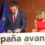 Los líderes del PSOE y Sumar, Pedro Sánchez y Yolanda Díaz, firman el acuerdo entre sus partidos en el Museo Reina Sofía (Miquel Vera, ACN)