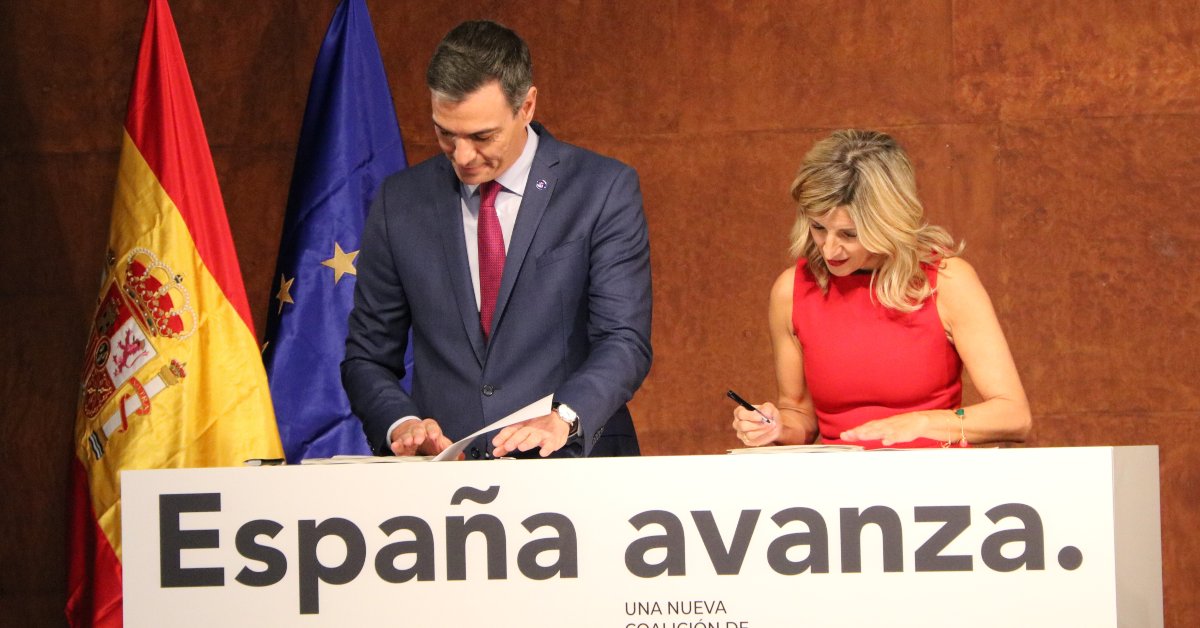 Els líders del PSOE i Sumar, Pedro Sánchez i Yolanda Díaz, firmen l'acord entre els seus partits al Museu Reina Sofía (Miquel Vera, ACN)