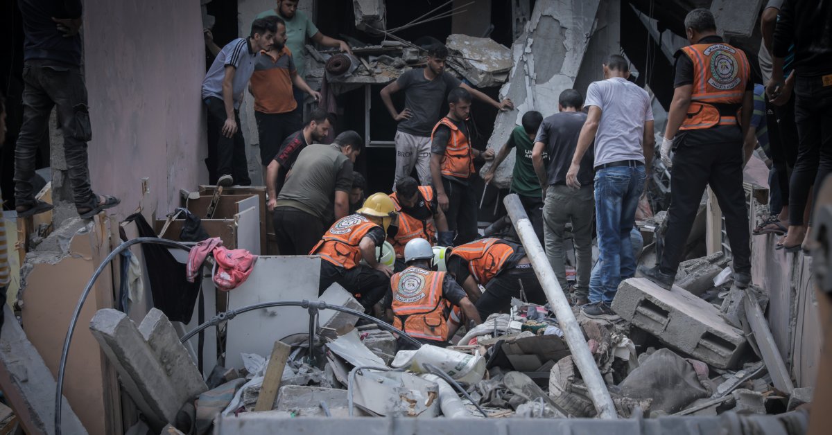 Els serveis d'emergència busquen víctimes després d'un bombardeig a Gaza (Organització Mundial de la Salut)