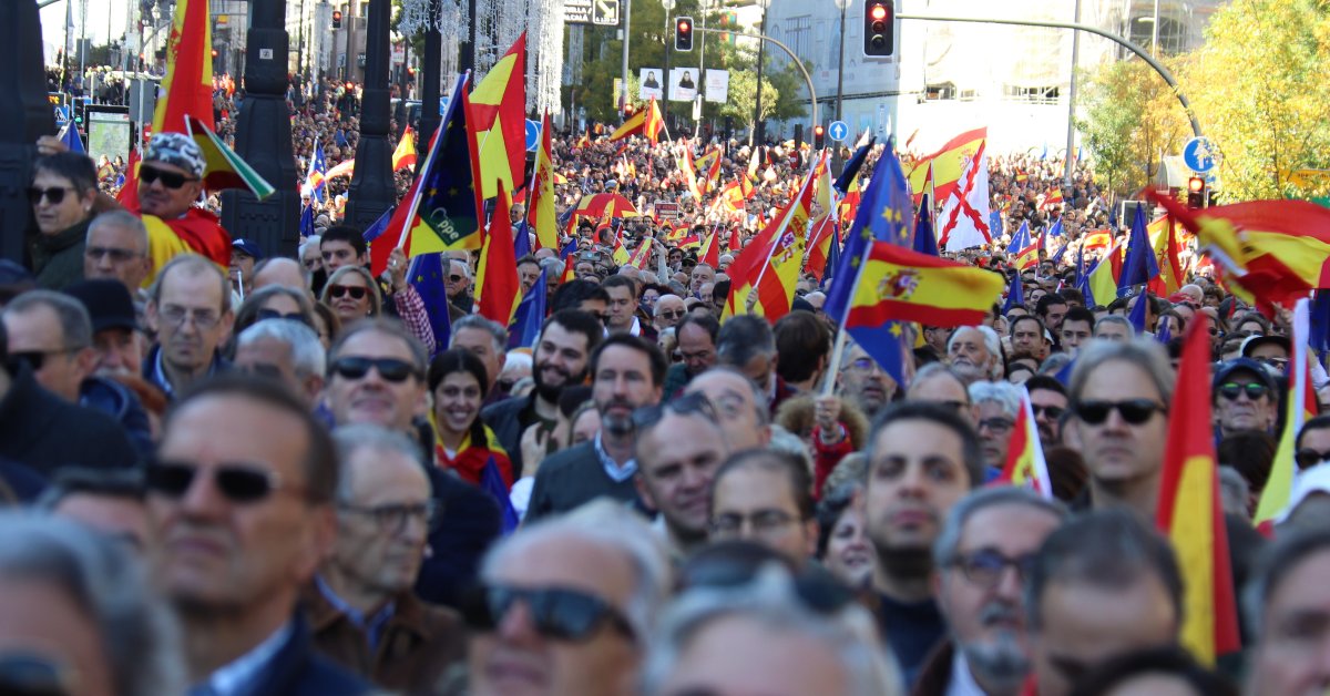 Imatge de la concentració al carrer Alcalà contra l'amnistia secundada pel PP i Vox (Miquel Vera Aina Martí, ACN)