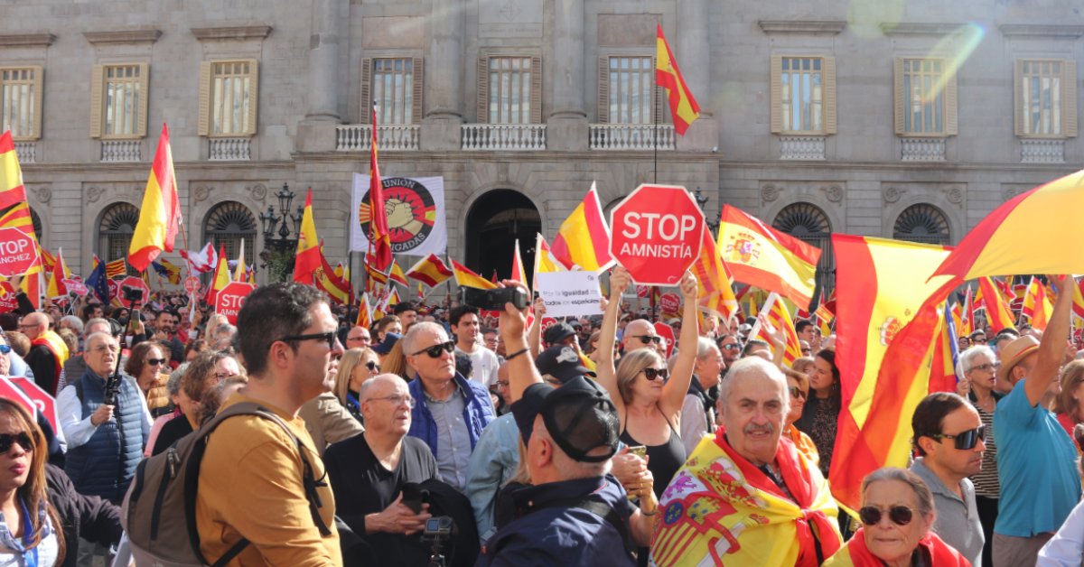 Manifestants contra l'amnistia es concentren a plaça Sant Jaume amb banderes espanyoles (Maria Asmarat, ACN)