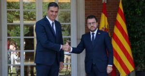 Pedro Sánchez i Pere Aragonès es saluden a l'arribada del president de la Generalitat al Palau de la Moncloa (Andrea Zamorano, ACN)