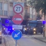 Una imagen de los Mossos en la calle Esglaiers de Olot durante la entrada en el número 9 (ACN)