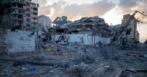 Área destruida por los ataques aéreos de las fuerzas de defensa israelíes en el vecindario de Al-Remal, en el centro y el oeste de Gaza (OMS)