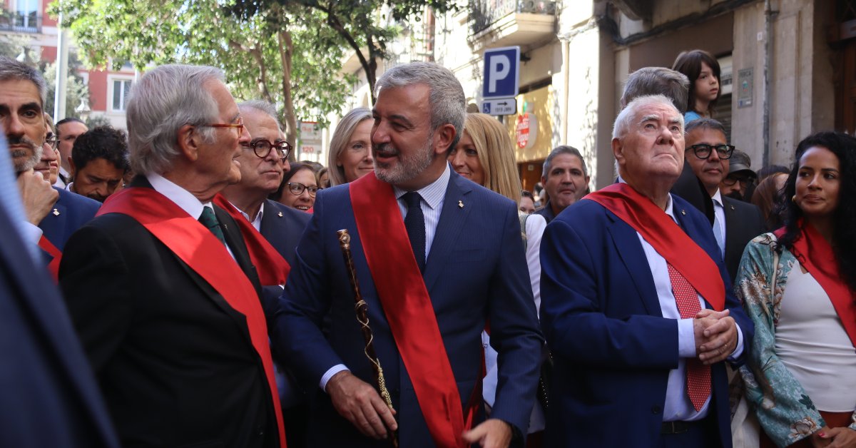 Collboni i Trias xerren abans d'iniciar-se el seguici d'autoritats per la Mercè (Marta Vidal, ACN)