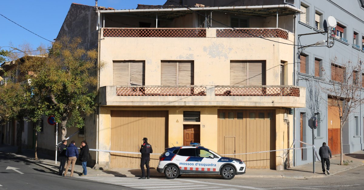 Dispositiu policial on els Mossos d'Esquadra investiguen la mort d'un home (Alba Mor, ACN)