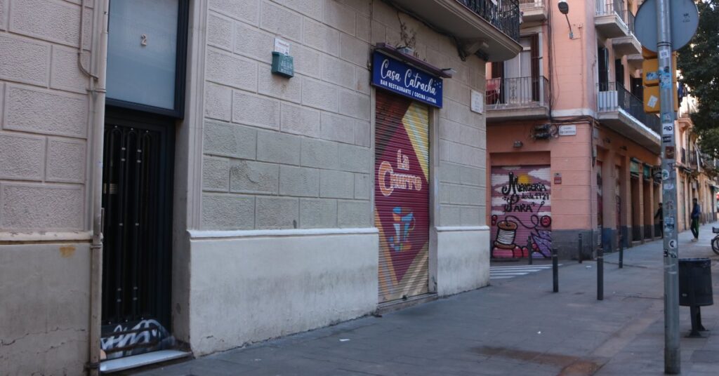 El carrer Blai del Poble-sec, on un home de 32 any ha mort tirotejat (Ariadna Comas, ACN)