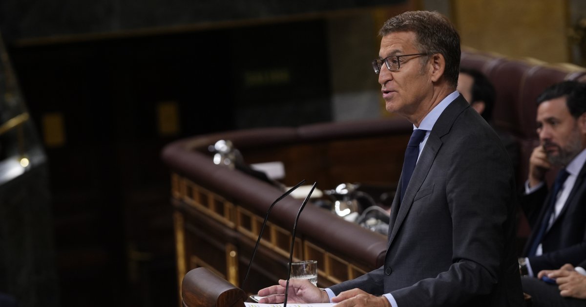El líder del PP, Alberto Núñez Feijóo, interviniendo desde la tribuna del Congreso durante el debate de investidura (ACN)