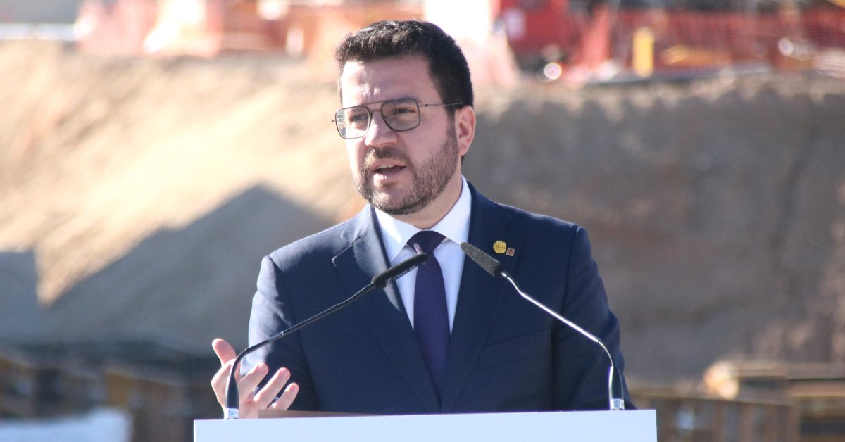 El president de la Generalitat, Pere Aragonès, durant el seu parlament als terrenys on hi haurà un nou edifici de Fira de Barcelona (Albert Hernández, ACN)