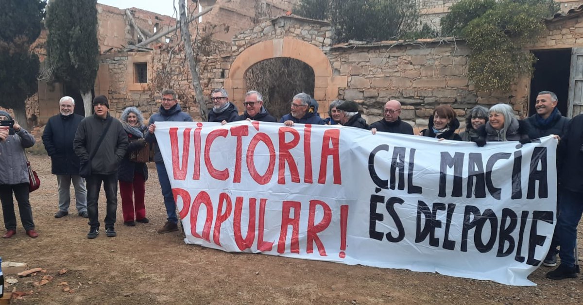 Los asistentes han desplegado una pancarta para celebrar la restauración de la casa de Vallmanya (Salvem Cal Macià, ACN)