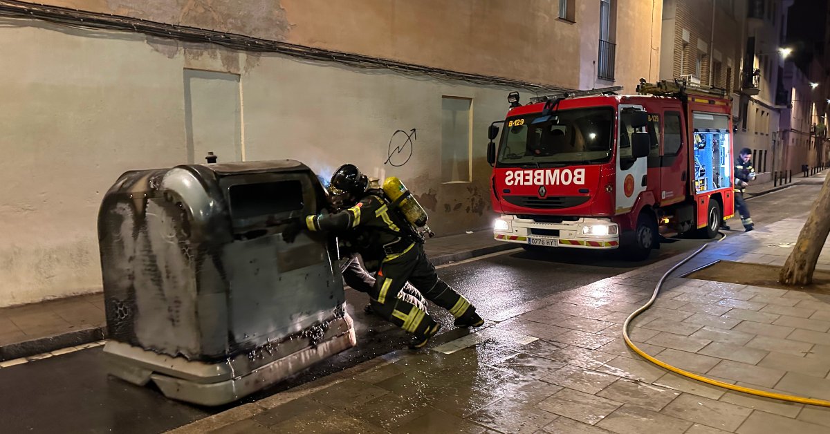 Els Bombers de Barcelona retiren un contenidor cremat al barri de Gràcia (Ariadna Comas, ACN)