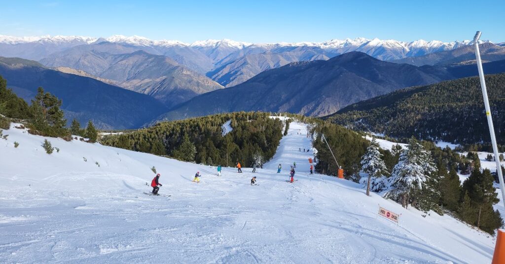 Esquiadores bajando por una pista en la estación de esquí de PortAiné durante el puente de la Purísima (FGC)