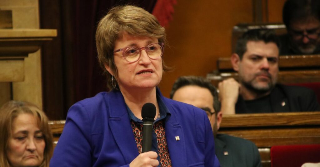 La consellera de Educación, Anna Simó, responde a las preguntas de los diputados (Francesc Voltas, ACN)
