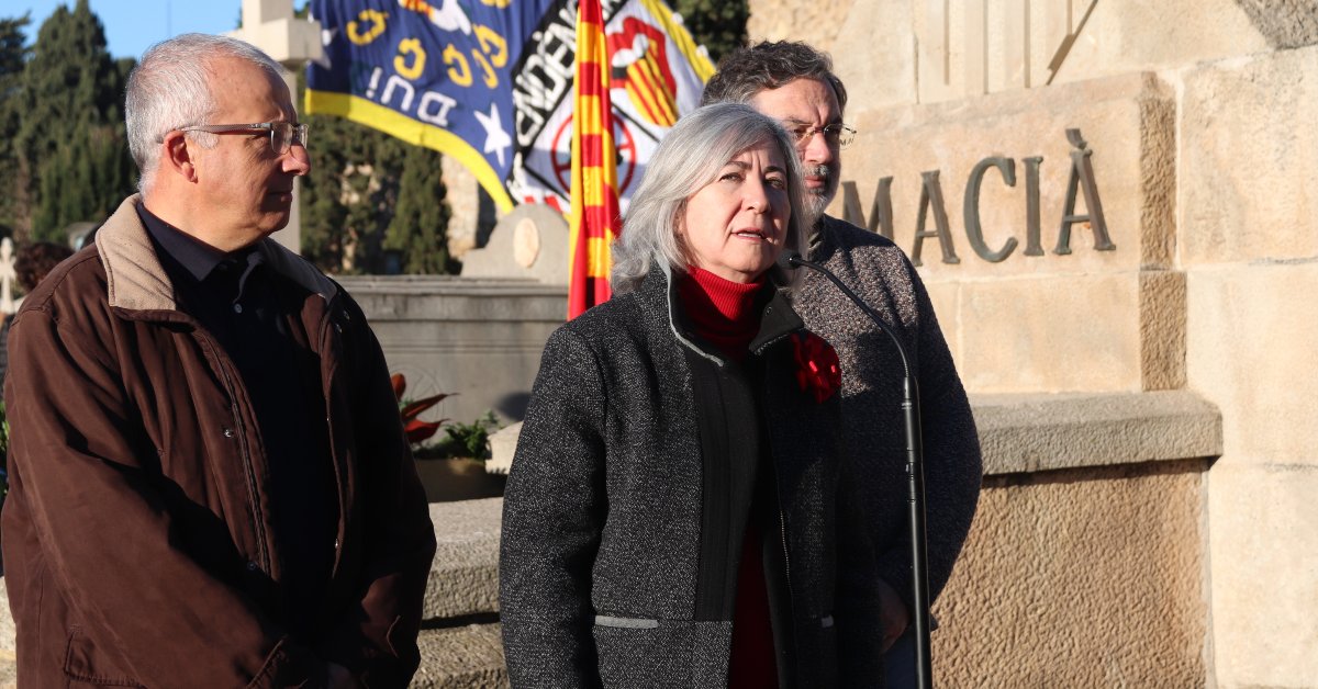 La presidenta de la ANC, Dolors Feliu, hace declaraciones a los medios de comunicación ante la tumba de Francesc Macià (Maria Asmarat, ACN)