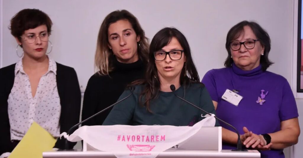 La activista y presidenta de la asociación andorrana Stop Violències, Vanessa Mendoza Cortés, en la sala de prensa del Parlament (ACN)