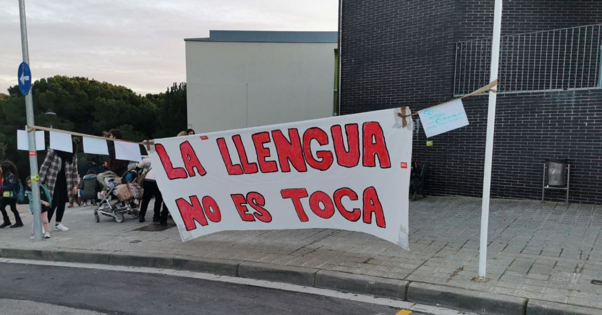 Pancarta a favor de la immersió lingüística davant l'escola Turó del Drac de Canet de Mar