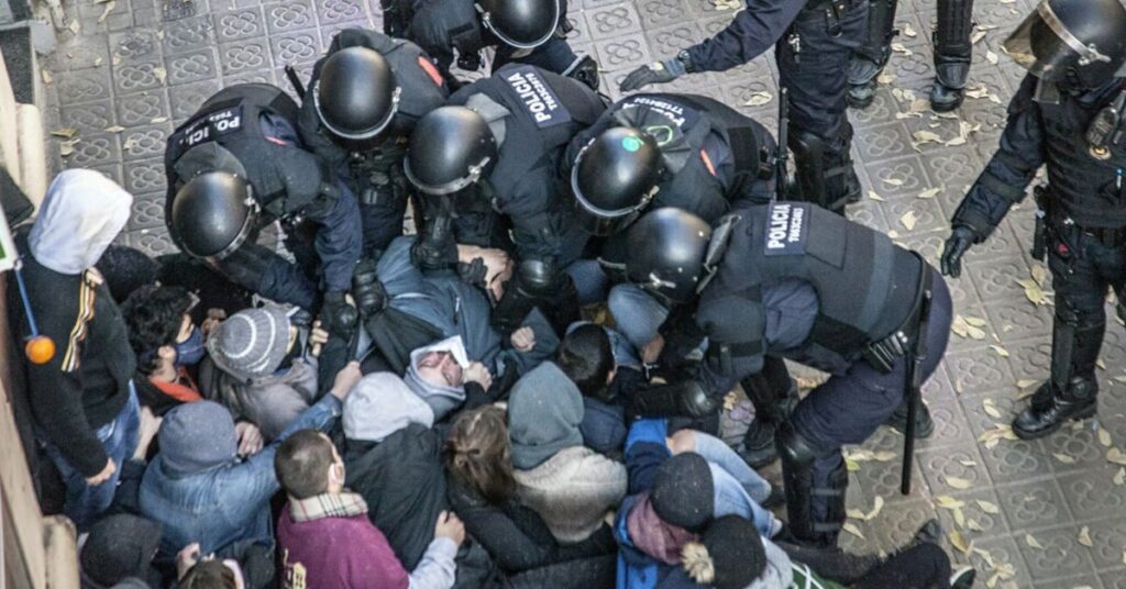 Policía en un desahucio (Sindicat de Llogateres)