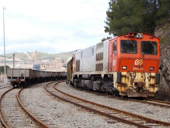 un-dels-trens-de-ferrocarrils-de-la-generalitat-que-transporta-potassa-des-de-les-mines-de-sallent-al-port-de-barcelona