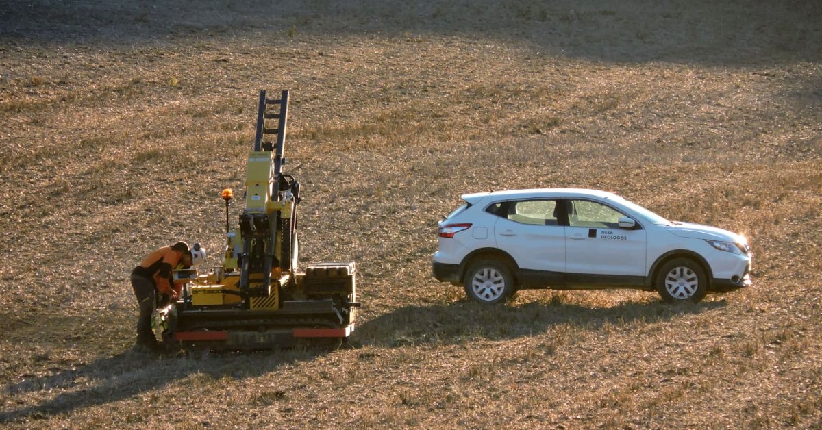 Una máquina haciendo prospecciones en un campo de Bellprat (Preservem l'Anoia)