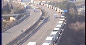 Los camiones esperando en la AP-7 en Figueres Norte a que se abra la autopista en dirección Francia (Servei Català de Trànsit)