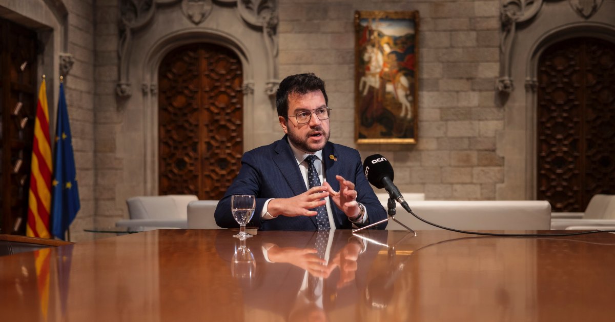 El president de la Generalitat, Pere Aragonès, durant una entrevista amb l'Agència Catalana de Notícies, a la Sala de Diputats del Palau de la Generalitat (Jordi Borràs, ACN)
