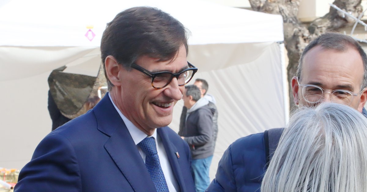 El primer secretario del PSC, Salvador Illa, tras la atención a los medios que ha realizado este jueves en Gandesa (Eloi Tost, ACN)