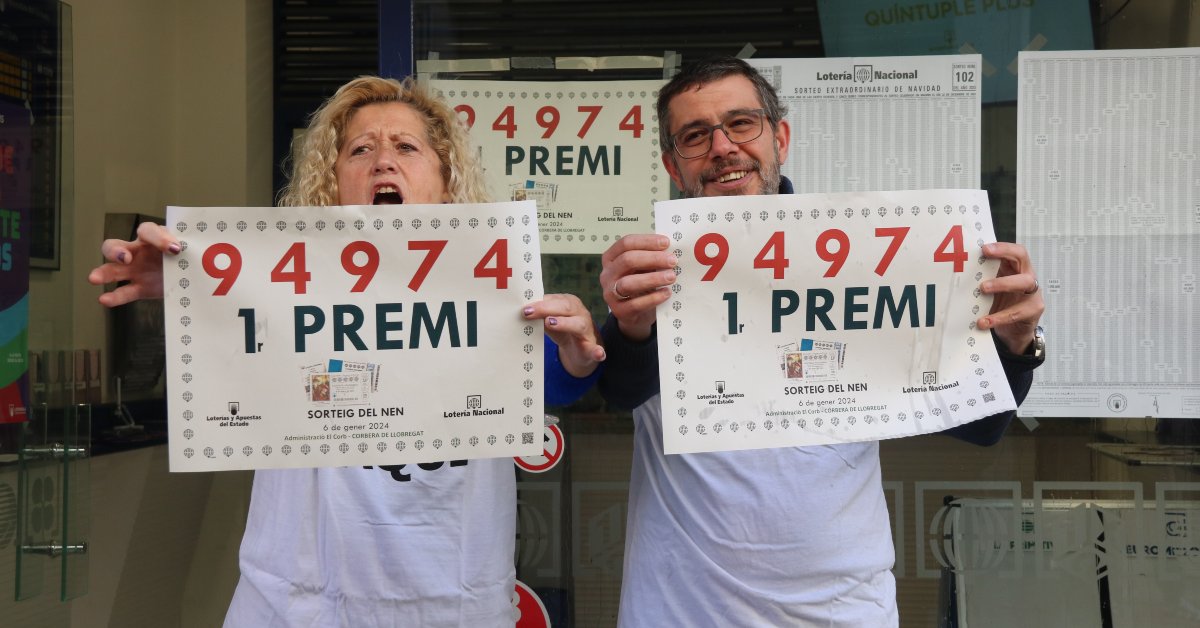 El propietari i una treballadora de l'administració de loteria de Cornellà de Llobregat que ha repartit el primer premi de la rifa de Reis (Gemma Sànchez, ACN)