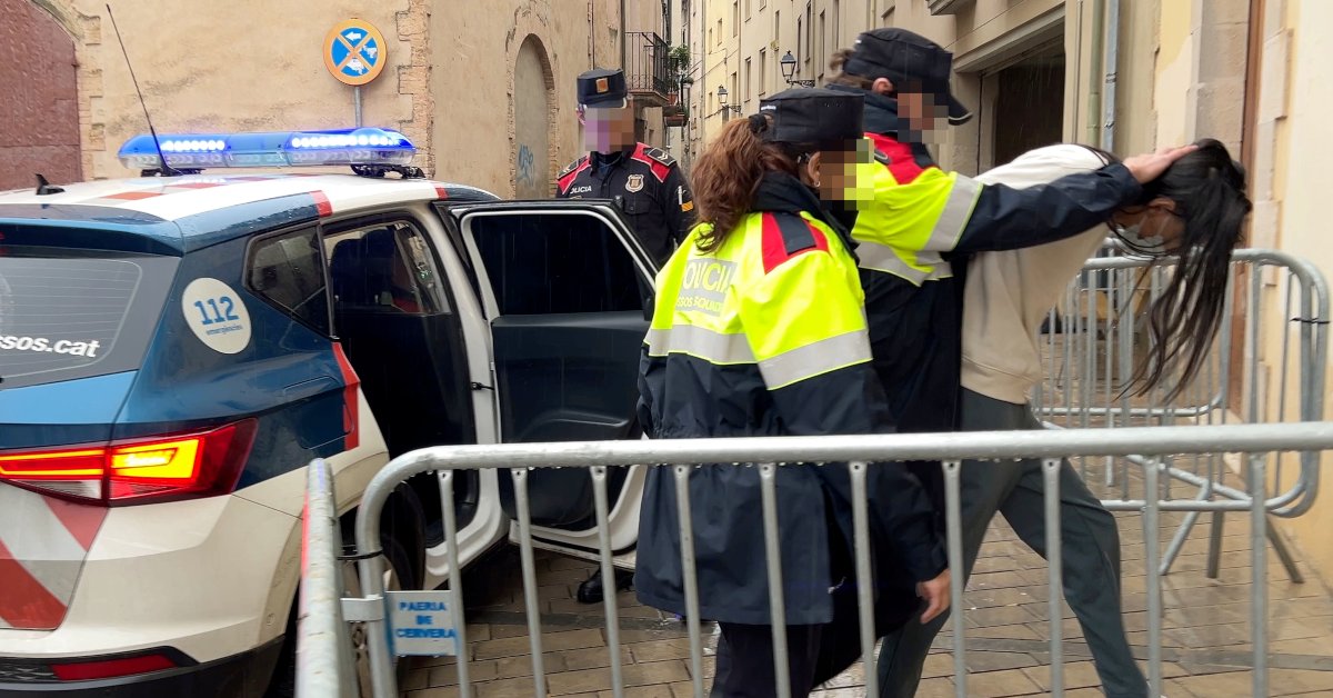 Entrada al juzgado de Cervera de un detenido por el crimen de Tàrrega (Anna Berga, ACN)