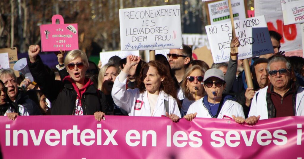 Infermeres de Catalunya protesten al centre de Barcelona (Blanca Blay, ACN)