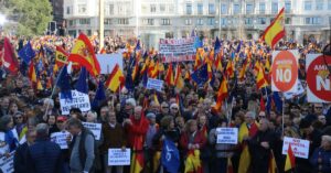 La concentració del PP contra l'amnistia a la Plaça Espanya de Madrid (Roger Pi de Cabanyes, ACN)