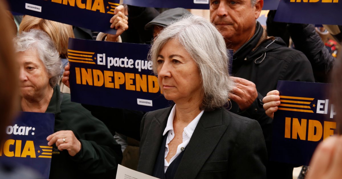 La presidenta de la ANC, Dolors Feliu, frente al Parlament con la resolución en la mano (Arnau Martínez, ACN)