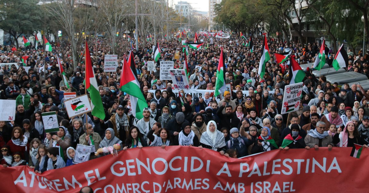 Manifestantes pidiendo el fin de la guerra en Palestina caminando por la calle de Tarragona de Barcelona (Maria Aladern, ACN)