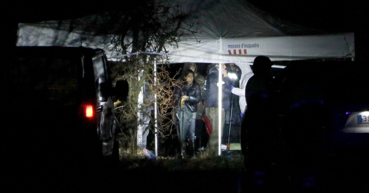 Mossos d'Esquadra y comitiva judicial en el lugar del crimen de Vilanova de la Barca (Oriol Bosch, ACN)