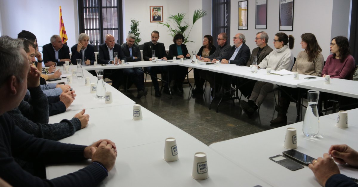 Reunió entre el conseller David Mascort i diferents agents del Priorat (Ariadna Escoda, ACN)