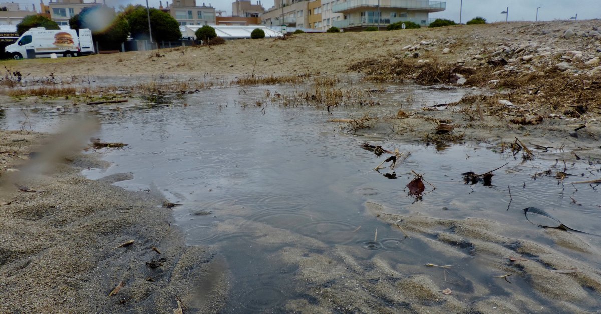 Derrame de gránulos de caucho en la playa de Cubelles (ACN)
